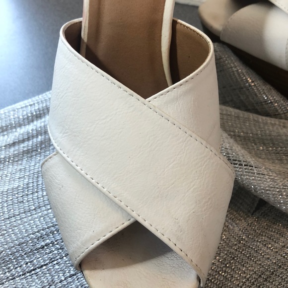 Pretty white strappy heels with peep toes - Picture 2 of 7